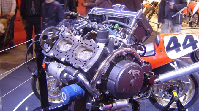 简述活塞式发动机的工作原理，涡轮发动机和活塞式发动机的区别在哪